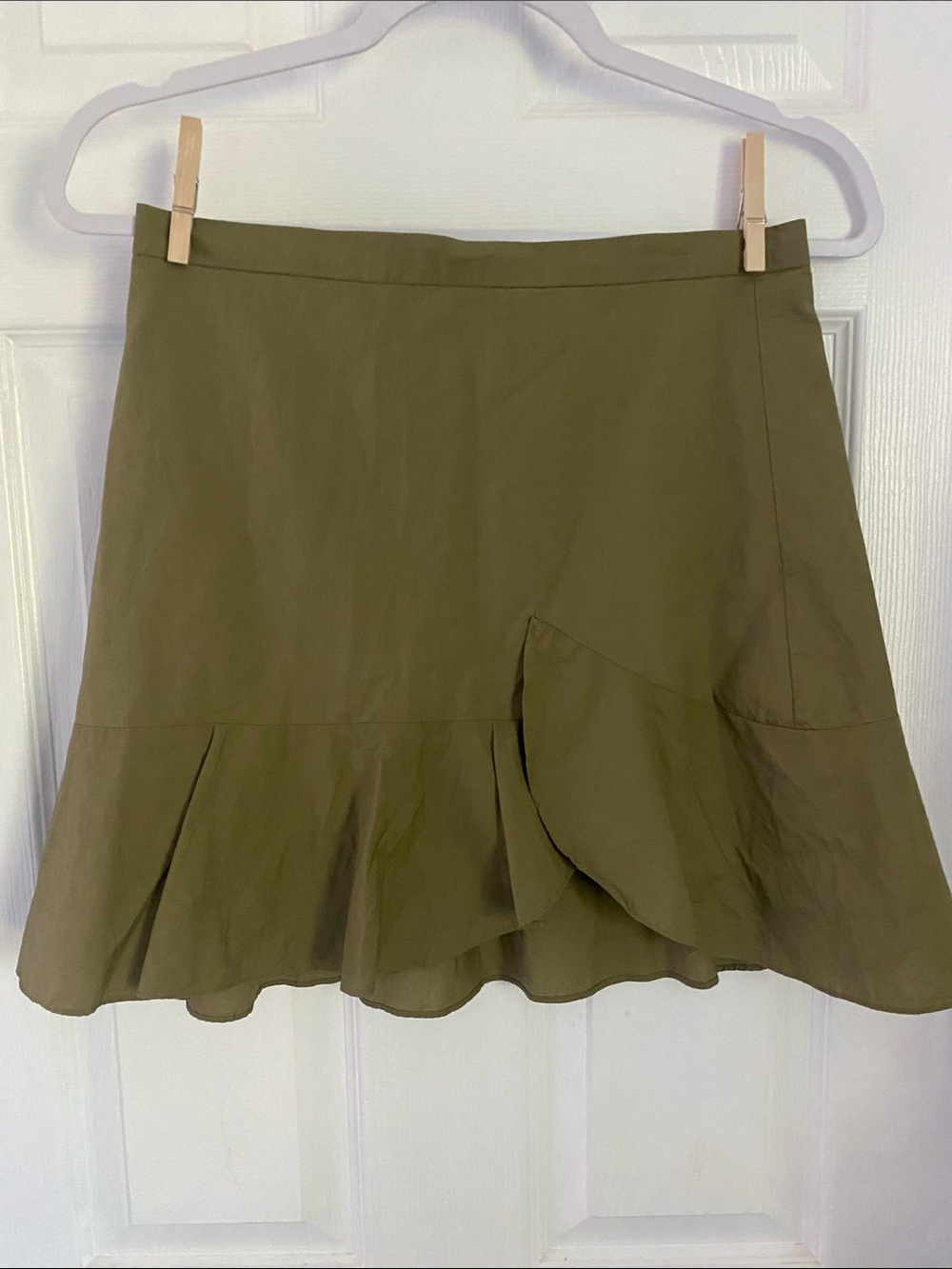 🚨Priced for quick sale🚨 Madewell Olive Green Ruffle Hem Skirt